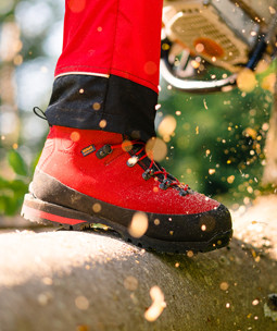 Schnittschutzstiefel / Schnittschutzschuhe