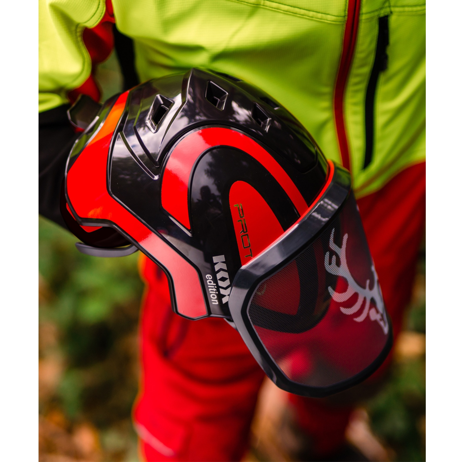 PROTOS Forsthelm / Schutzhelm KOX Edition mit Gehrschutz und Visier Integral Forest  Schwarz/Rot OneSize - bei KOX online bestellen | XX74130